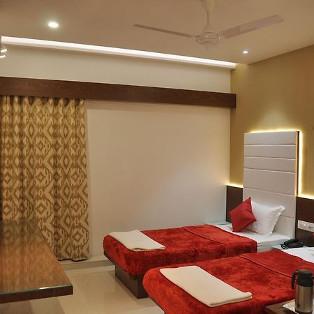 Ashish Restaurant And Guesthouse Surat Exterior foto