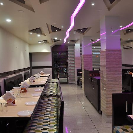 Ashish Restaurant And Guesthouse Surat Exterior foto
