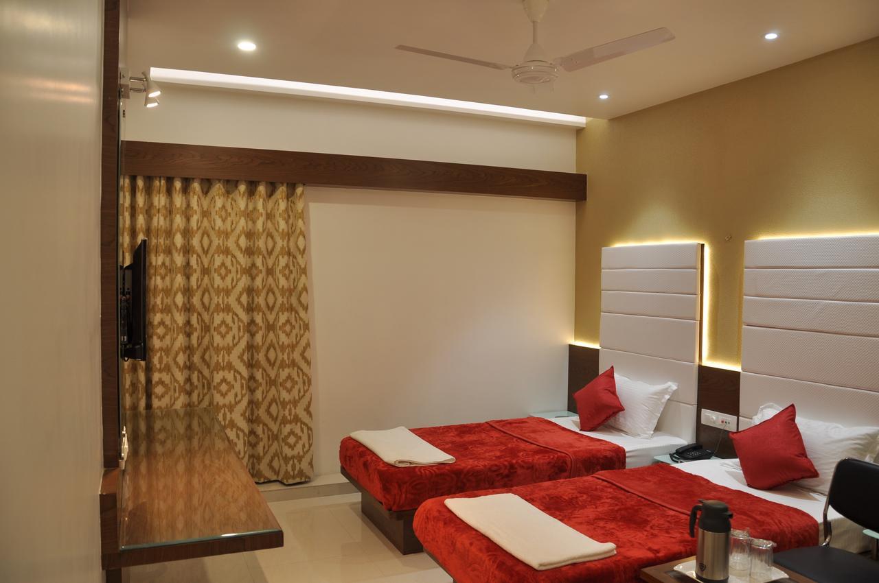 Ashish Restaurant And Guesthouse Surat Exterior foto