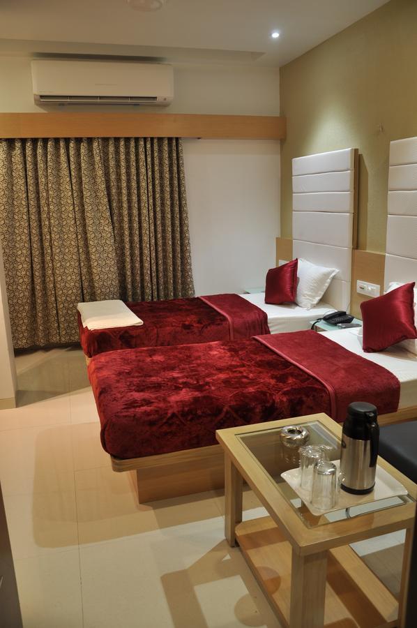 Ashish Restaurant And Guesthouse Surat Exterior foto