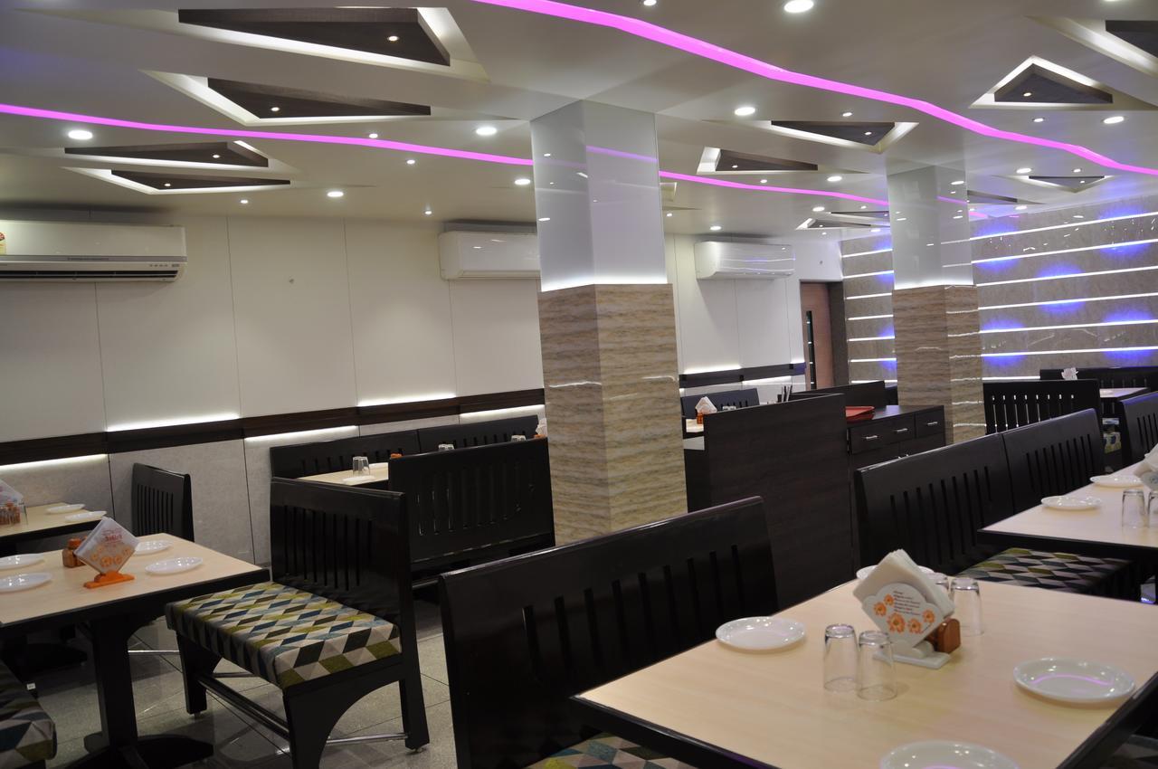 Ashish Restaurant And Guesthouse Surat Exterior foto
