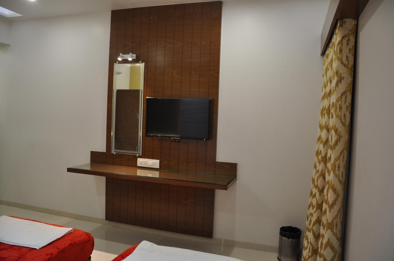 Ashish Restaurant And Guesthouse Surat Exterior foto